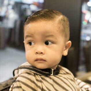 Foto kleine jongen die wordt geknipt