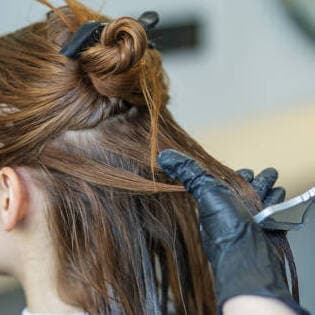 Volwassen vrouw krijgt kleurtjes