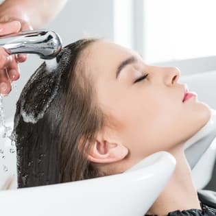 Vrouw krijgt knipbeurt, haren worden gewassen en gedroogd